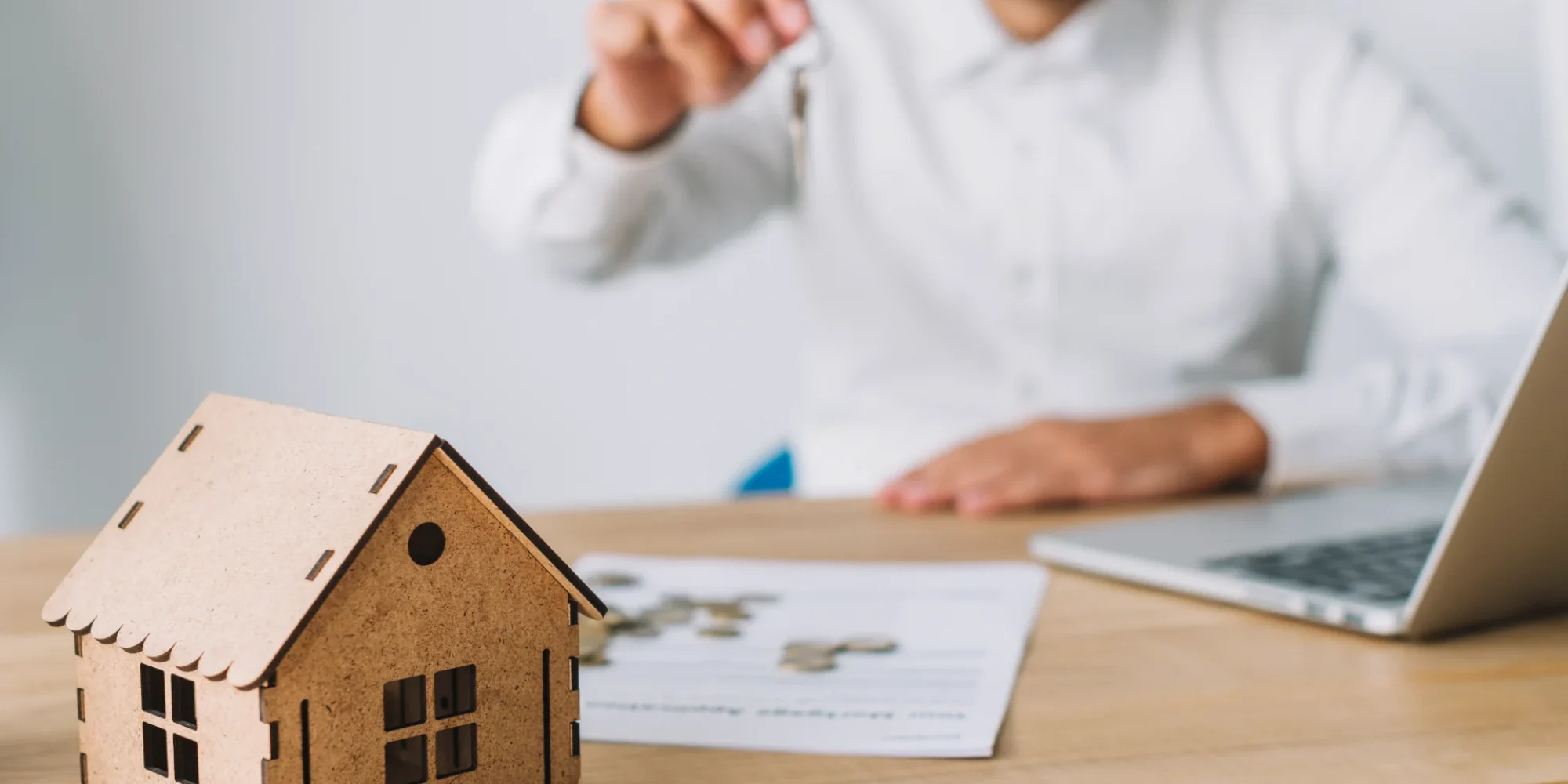 house-near-real-estate-agent-with-keys